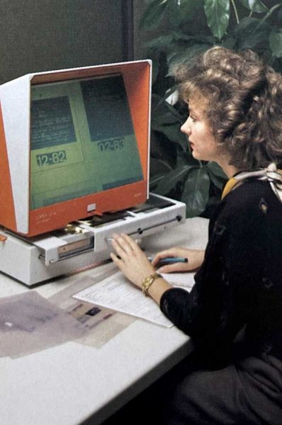 Eine Coface-Mitarbeiterin an einem Microfiche-Lesegerät, 1986