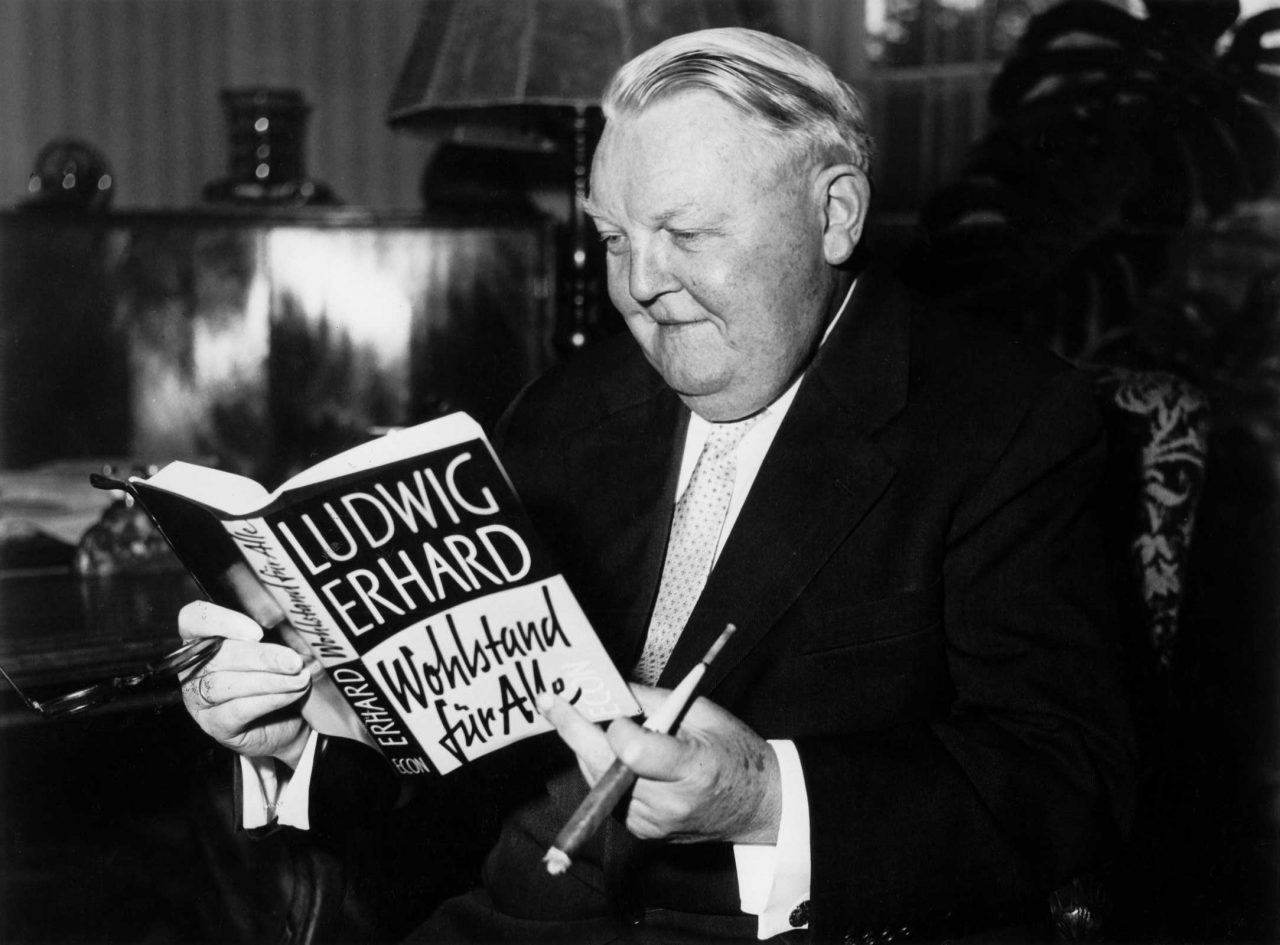 Ludwig Erhard mit einem Exemplar seines Buchs „Wohlstand für Alle“, 1957